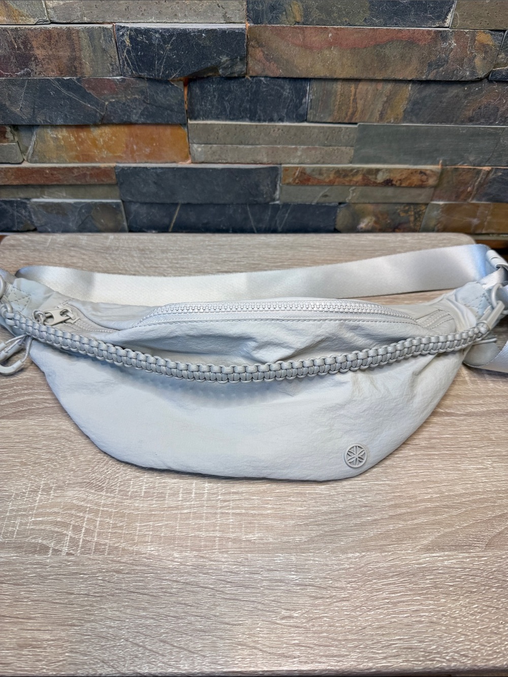 GAIAM athletic crossbody bag light gray